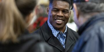 Una mujer afirma haber sido presionada a abortar por el candidato conservador al Senado, Herschel Walker, lo desafió a negar la acusación.