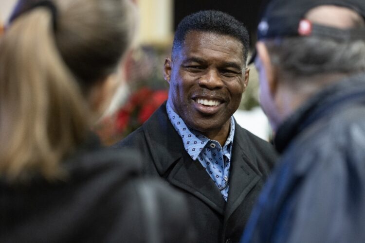 Una mujer afirma haber sido presionada a abortar por el candidato conservador al Senado, Herschel Walker, lo desafió a negar la acusación.