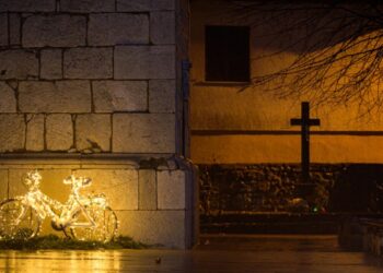 Una cruz, fotografiada en la ciudad eslovena de Sezana el 23 de diciembre de 2020. Foto: AFP.