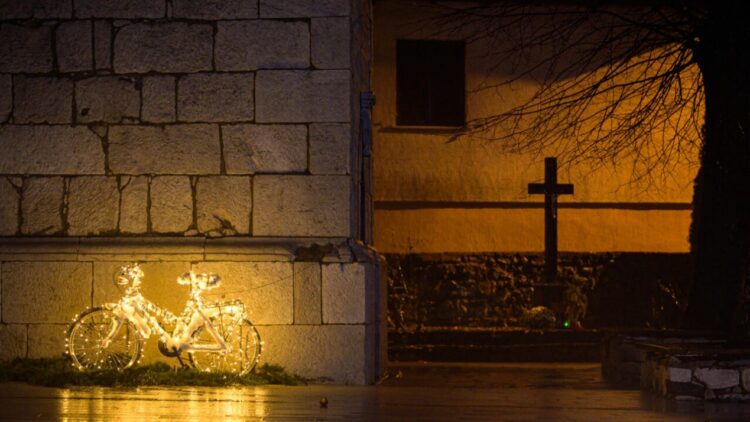 Una cruz, fotografiada en la ciudad eslovena de Sezana el 23 de diciembre de 2020. Foto: AFP.