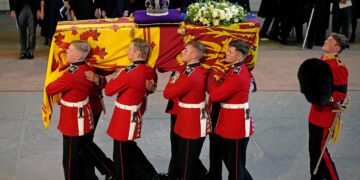 Emocionados, los londinenses inician su ‘respetuoso’ adiós a Isabel II