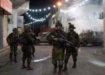 Un adolescente palestino ha muerto y otros cuatro jóvenes han resultado heridos de bala en enfrentamientos con el Ejército de Israel.