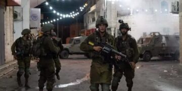 Un adolescente palestino ha muerto y otros cuatro jóvenes han resultado heridos de bala en enfrentamientos con el Ejército de Israel.