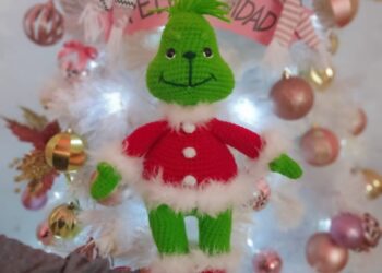 Elaboran adornos personalizados para decorar el hogar en Navidad