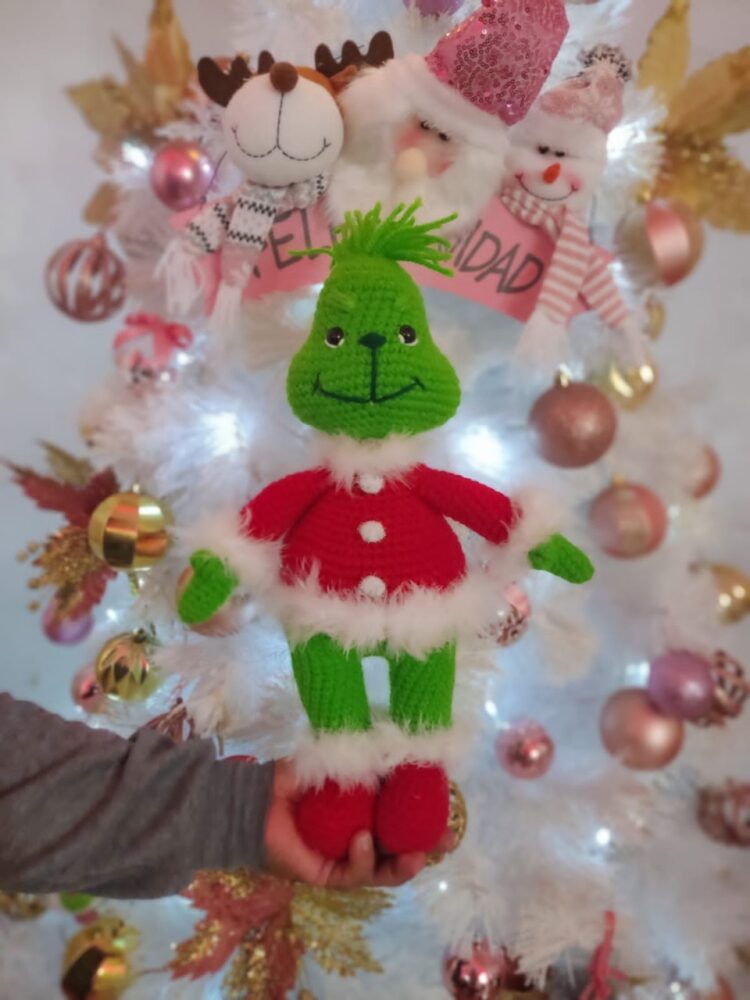 Elaboran adornos personalizados para decorar el hogar en Navidad