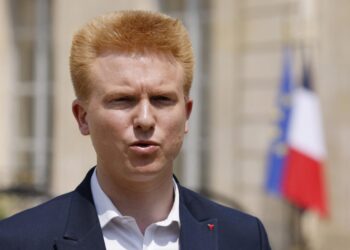El diputado Adrien Quatennens, considerado el delfín del líder de la izquierda radical Jean-Luc Mélenchon, fue condenado por 'violencia' contra su esposa. Foto: AFP.