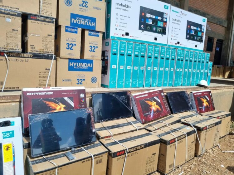 Detienen a una persona por introducir más 1.000 televisores con documentos falsificados