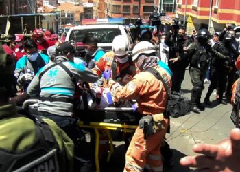 Bomberos rescatan a las víctimas del fatal accidente en Tembladerani. Foto: APG