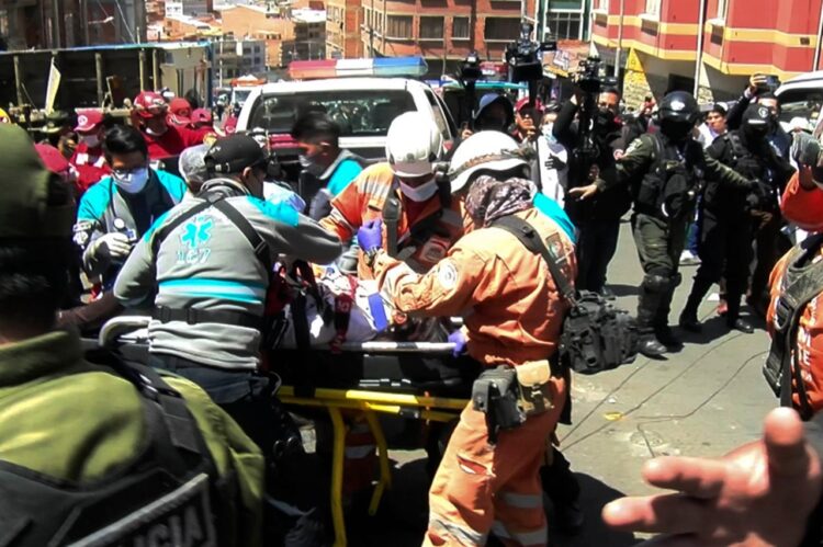 Bomberos rescatan a las víctimas del fatal accidente en Tembladerani. Foto: APG