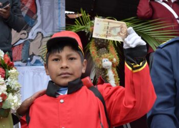 Un niño recibe su Bono Juancito Pinto. Foto: Archivo LR