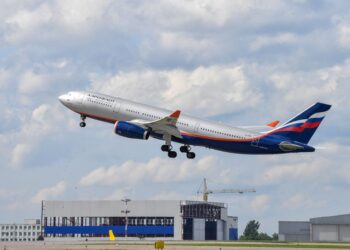 Aerolínea rusa Aeroflot suspende todos sus vuelos a Europa
