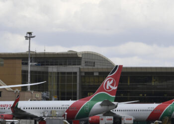 Unos aviones de la compañía Kenya Airways, aparcados en el aeropuerto internacional Jomo Kenyatta de Nairobi el 5 de noviembre de 2022, durante una huelga de pilotos. Foto: AFP.