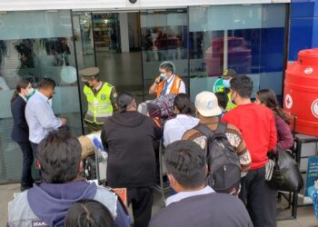 Pasajeros ingresan al aeropuerto Internacional de El Alto con boleto en mano. Foto: Roberto Guzmán