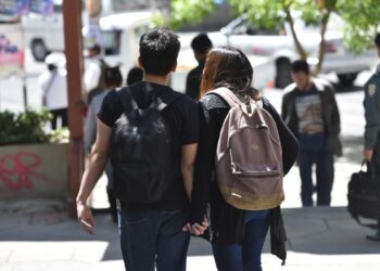 Una pareja de jóvenes caminan juntos por la calle. Foto: Archivo LR
