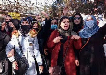 Un grupo de afganas se manifiestan contra la prohibición de que las mujeres vayan a la universidad, el 22 de diciembre de 2022 en Kabul. Foto: AFP.