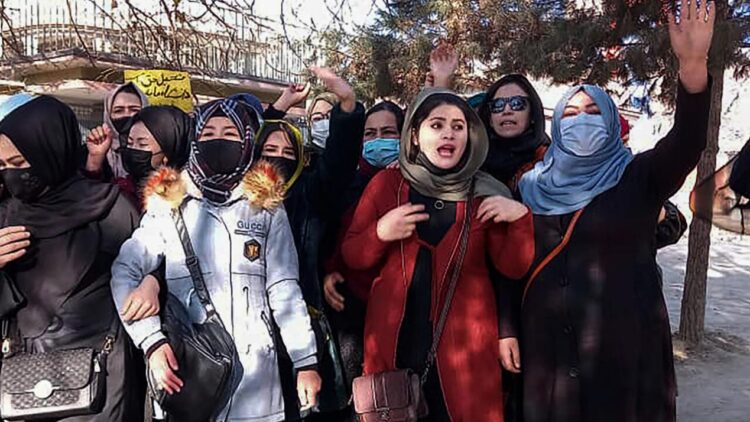 Un grupo de afganas se manifiestan contra la prohibición de que las mujeres vayan a la universidad, el 22 de diciembre de 2022 en Kabul. Foto: AFP.