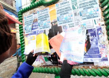Pegar afiches en La Paz sin autorización está multado con hasta Bs 1.075