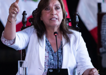 Presidenta de Perú descarta renunciar y ‘exige’ al Congreso adelanto de elecciones