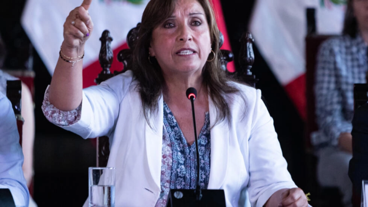 Presidenta de Perú descarta renunciar y ‘exige’ al Congreso adelanto de elecciones