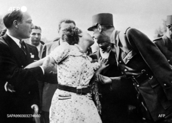 Fotografía de la agencia AFP, de una mujer besando al general De Gaulle en 1944. Esta fotografía fue subastada en 2021. Foto: AFP.