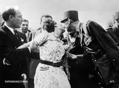 Fotografía de la agencia AFP, de una mujer besando al general De Gaulle en 1944. Esta fotografía fue subastada en 2021. Foto: AFP.