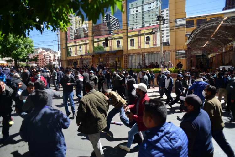Arias advierte con procesos a dirigencia de transporte por violencia en La Paz