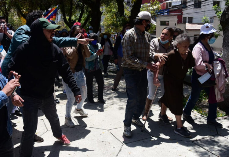 Plataformas recuerdan los seis años del 21F, Carvajal es increpada en La Paz