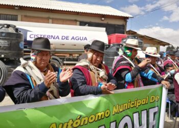 Gobierno entrega tanques, politubos y cisternas a 5 municipios de La Paz para atender la sequía
