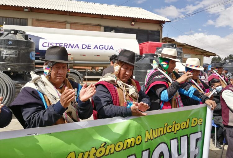 Gobierno entrega tanques, politubos y cisternas a 5 municipios de La Paz para atender la sequía