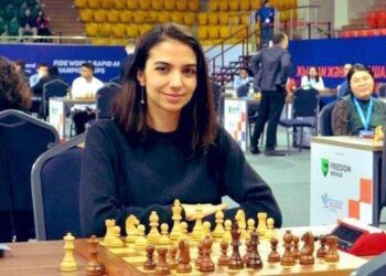Sarah Kadem, ajedrecista iraní, durante el torneo en Kasajistán. Foto: Ynet español.