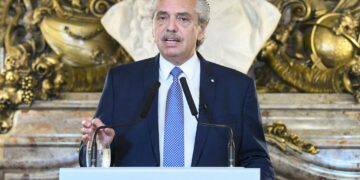 Fernández, reclamó la apertura de una investigación penal sobre un supuesto viaje entre jueces, fiscales y empresarios de medios.