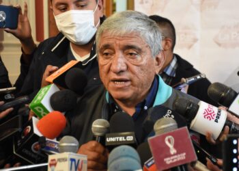El alcalde Iván Arias habla ante los medios de prensa. Foto: AMUN