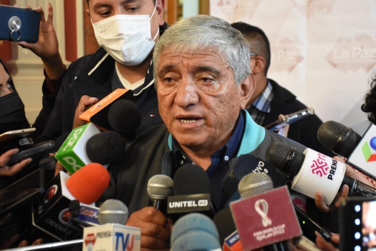 El alcalde Iván Arias habla ante los medios de prensa. Foto: AMUN