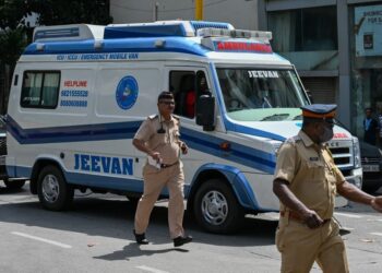 Los servicios médicos atendieron varias muertes por consumo de alcohol adulterado. Foto: AFP