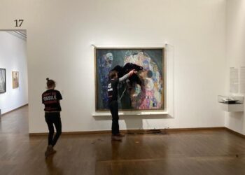 Imagen difundida por el grupo Última Generación del instante en que un activista arroja líquido negro sobre el cuadro 'Muerte y vida', de Gustav Klimt, el 15 de noviembre de 2022 en el museo Leopold de Viena. Foto: AFP.