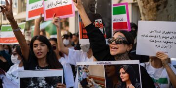 Irán amenaza a famosos y medios por las protestas tras la muerte de una joven kurda