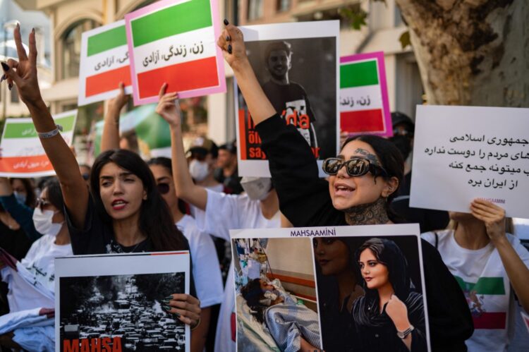 Irán amenaza a famosos y medios por las protestas tras la muerte de una joven kurda