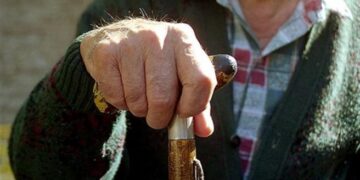 En medio de la alta inflación en EEUU, ofertas de seguros en línea engañan a ancianos