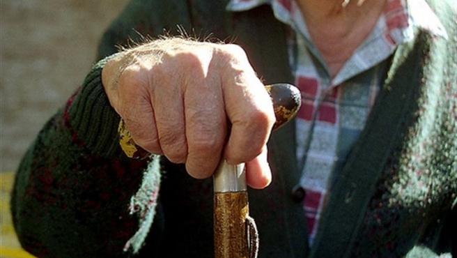 En medio de la alta inflación en EEUU, ofertas de seguros en línea engañan a ancianos
