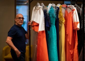El diseñador de alta costura Ángel Sánchez volvió a las pasarelas de Venezuela. Foto: AFP