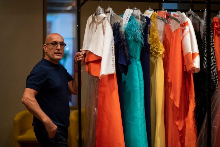El diseñador de alta costura Ángel Sánchez volvió a las pasarelas de Venezuela. Foto: AFP
