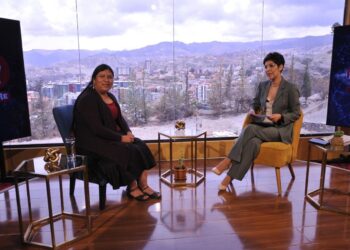 La directora del Musef, Elvira Espejo, habla sobre la producción de estos nuevos videos animados, en el Galpón de La Razón. Foto: Oswaldo Aguirre.