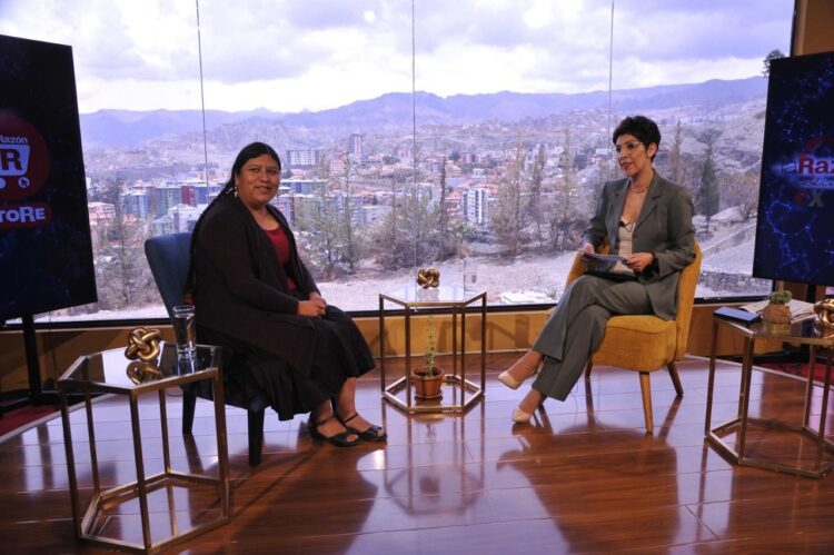 La directora del Musef, Elvira Espejo, habla sobre la producción de estos nuevos videos animados, en el Galpón de La Razón. Foto: Oswaldo Aguirre.