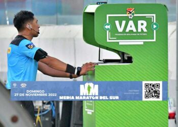 un_arbitro_revisa_una_jugada_en_el_var