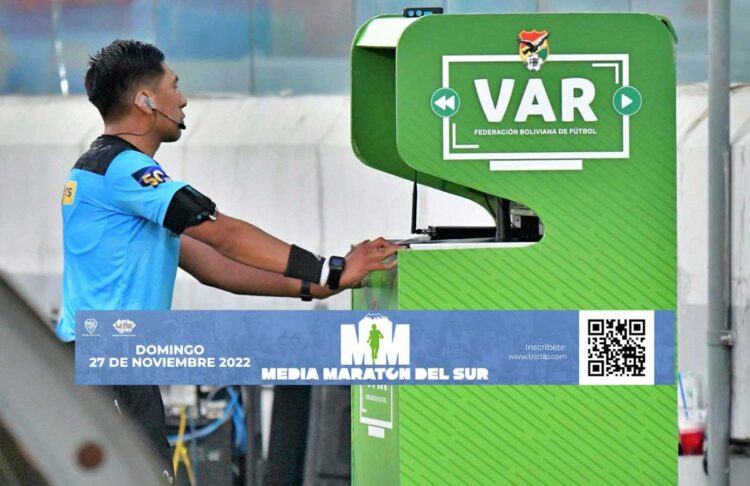 un_arbitro_revisa_una_jugada_en_el_var