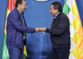 Arce viaja a Cuba y entrega el bastón presidencial a Choquehuanca