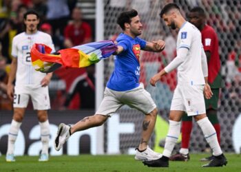 Un hombre con una bandera arcoíris irrumpe el juego de Portugal-Uruguay