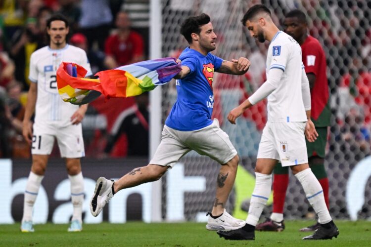 Un hombre con una bandera arcoíris irrumpe el juego de Portugal-Uruguay