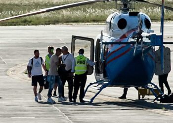 argentinos_abordan_helicoptero.jpg