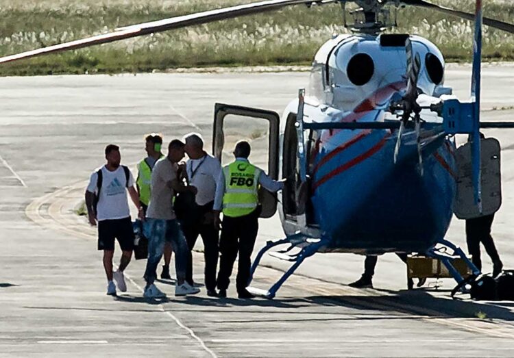 argentinos_abordan_helicoptero.jpg